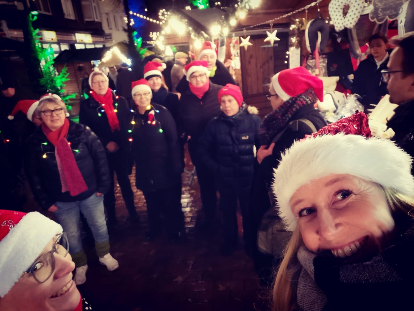 Singen vor der Weihnachtshütte